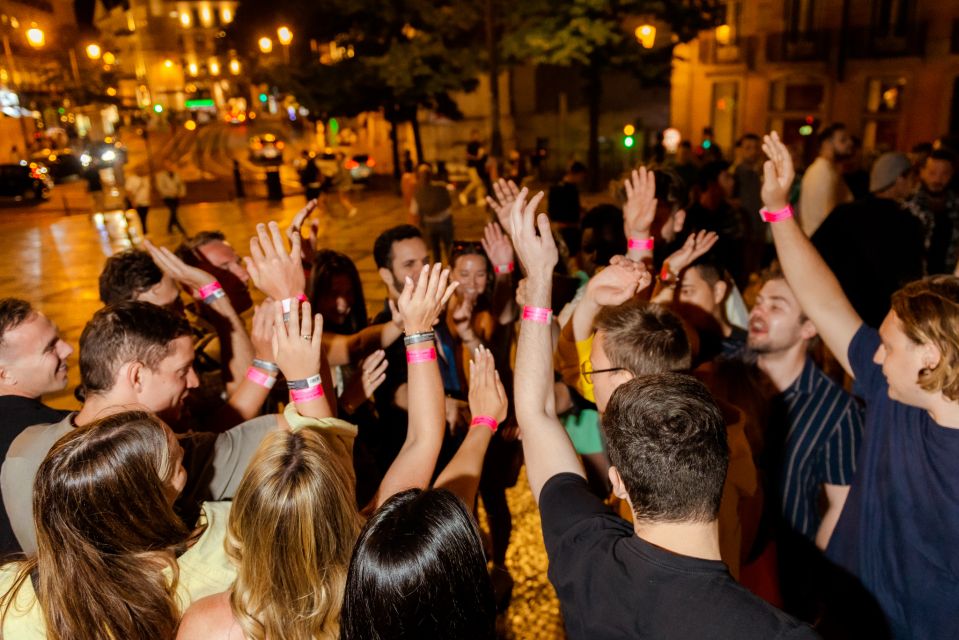 Lisbon Premium Pubcrawl: 1h Open Bar, Shots, VIP Club Entry - Meeting at Praça Luís de Camões: How to Find the Group