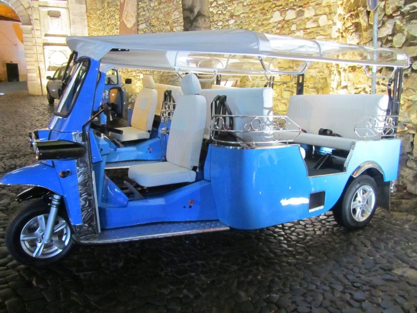 Lisbon: Private Guided Tour of Historical Center by Tuk Tuk - Going into Lisbon’s iconic squares: Praça do Comércio and Praça do Município