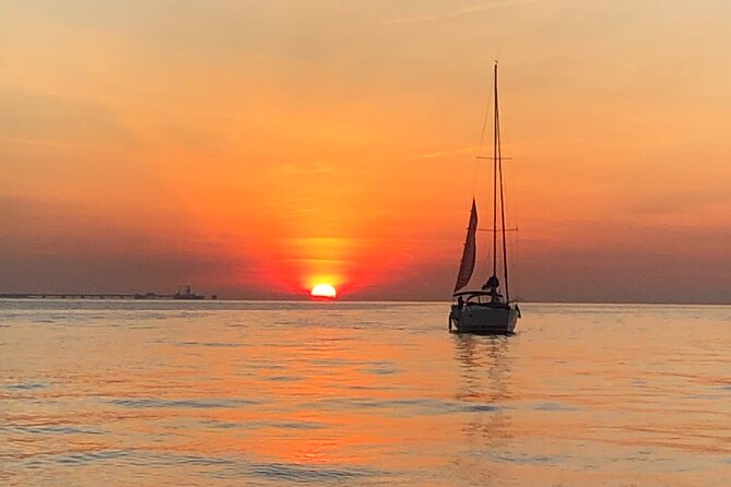 Lisbon Private Luxury Boat Tour with Welcome Drink - Key highlights to expect