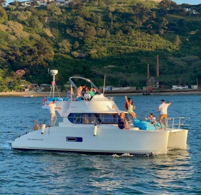 Lisbon: Private Luxury Catamaran Tour with Welcome Drink - Key points to know