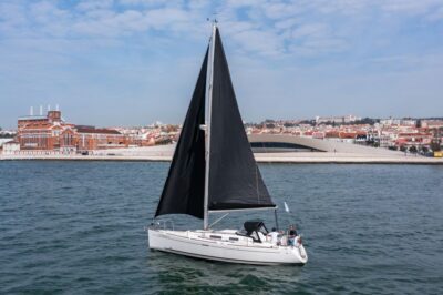 Lisbon: Private Sailboat Tour on the Tagus at Sunset - Alcântara to the bridge with Cristo Rei in view