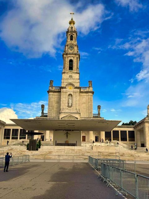 Lisbon: Private Transfer to Porto with stops until 3 cities - Fátima’s Sanctuary Visits: Basilica and Chapel of the Apparitions