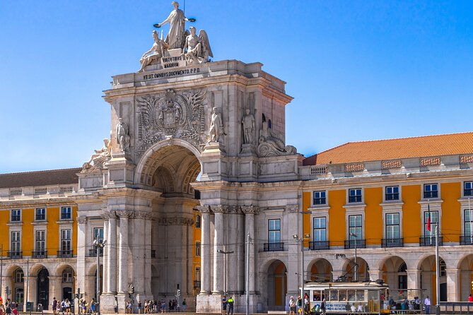 Lisbon: Private Tuk-Tuk City Tour - Graça & São Vicente: old-town atmosphere without the museum trap