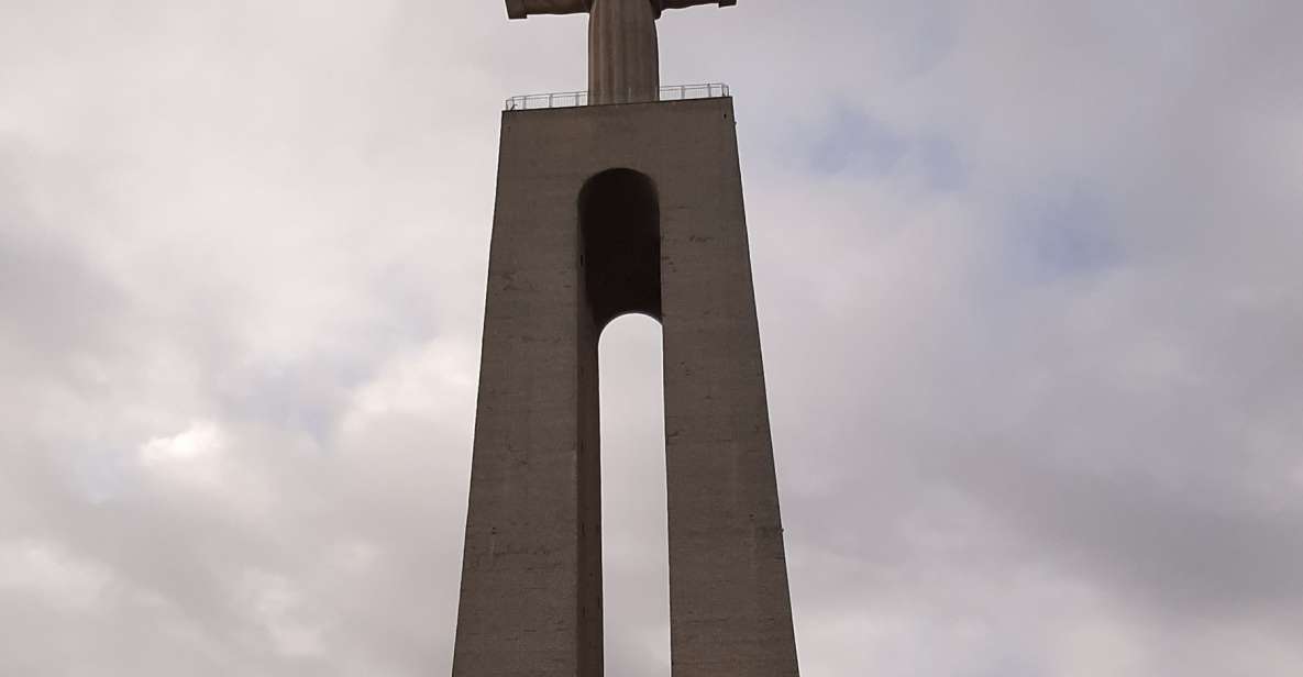 Lisbon: Private Tuk Tuk Tour Christ the King & Abril Bridge - A two-hour Lisbon loop that starts at Hard Rock Cafe