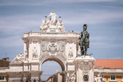 Lisbon: Private TukTuk Tour - Alfama on wheels: Cathedral, Portas do Sol, and Graça views
