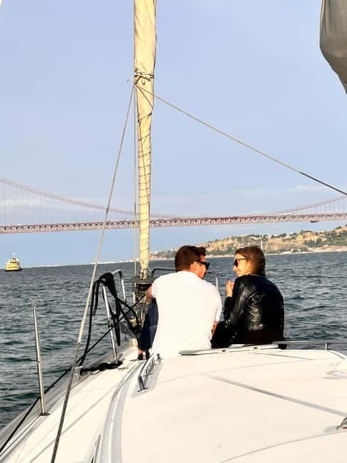 Lisbon: Romantic Cruise with Wine & Portuguese Tapas - Meeting at Bom Sucesso Marina and settling into the boat life
