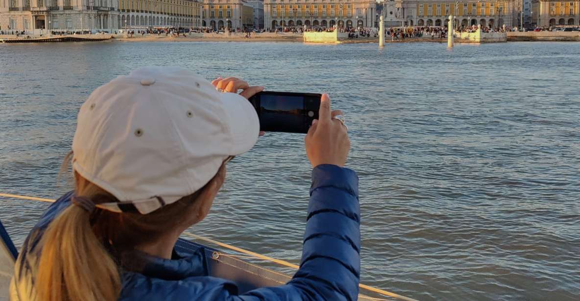 Lisbon: Scenic Day & Sunset Boat Tour with a Drink - Comfort on the river: drinks, snacks, music, and the little things