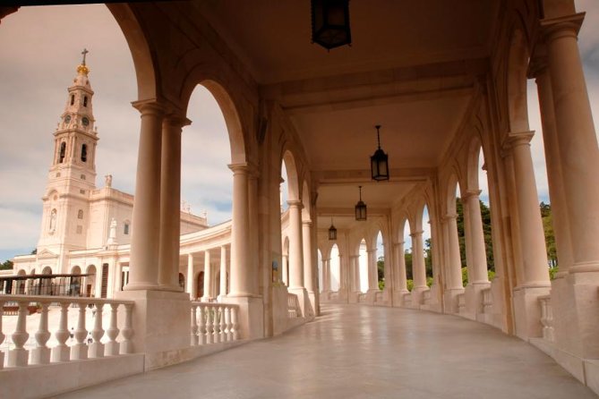 Lisbon: Shrine of Fátima Half Day Tour - Stop 1: Sanctuary Basilica complex and the Chapel of Apparitions