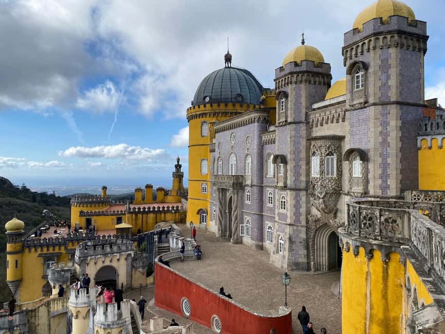 Lisbon: Sintra Tour with Pena Palace and Quinta da Regaleira - Sintra’s historic center: where the day starts to feel magical