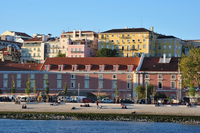 Lisbon Small Group Day Cruise with Historic Commentary & a Drink - Stop 2: Ponte 25 de Abril, including the pass-under moment
