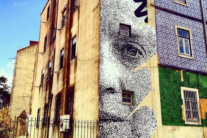 Lisbon Street Art - Private Guided Tour in a Electric Tuk Tuk - Stop 3: Graça & São Vicente walls—Oze Arv and the azuleijo mural