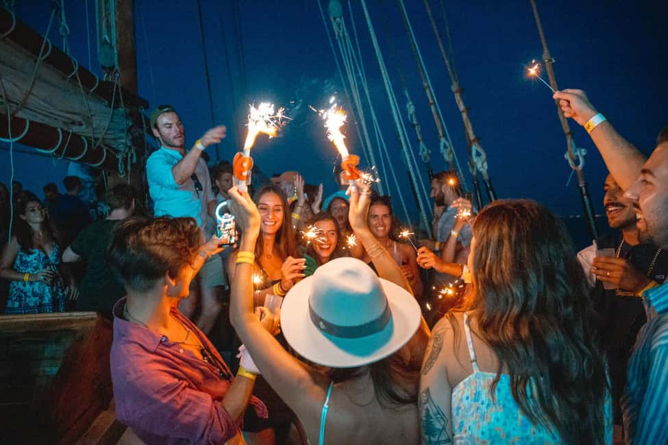Lisbon: Sunset Boat Party with Live DJ and Night Club Entry - A party boat that actually delivers an evening plan