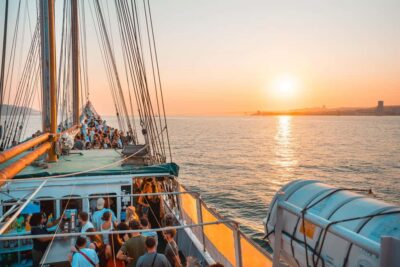 Lisbon: Sunset Boat Party with Live DJ and Night Club Entry - Meeting the Principe Perfeito with the blue Lisbon Boat Party flag