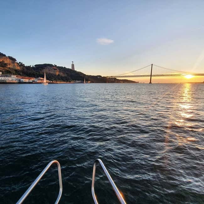 Lisbon: Sunset Catamaran Cruise with Drinks - The cruise route: Lisbon landmarks from the Tagus (with practical takeaways)