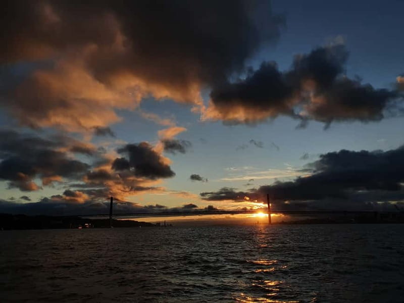 Lisbon: Sunset Catamaran Cruise with Drinks - Onboard comfort: how the catamaran setup helps you enjoy the ride