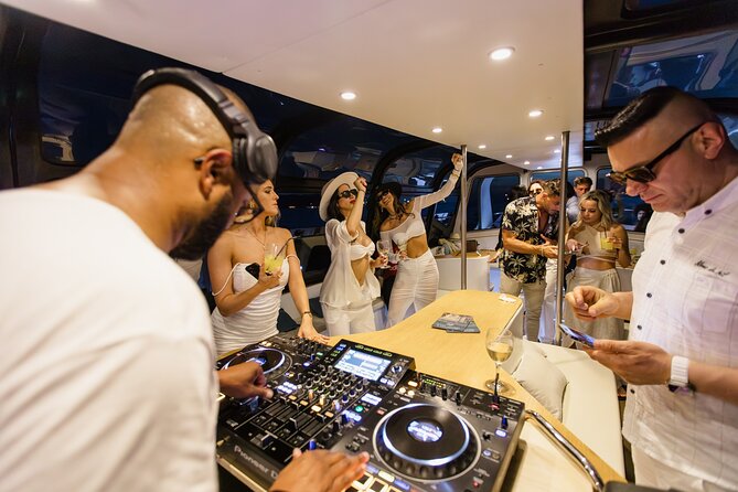 Lisbon – Sunset DJ & Porto Tonic Premium Boat Experience - Porto Tonic and the open bar: what to expect while the sun drops