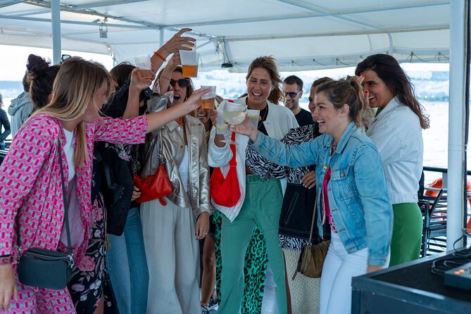 Lisbon: Sunset on board with music & drinks - Drinks and Value: The Welcome Drink Plus an Onboard Bar