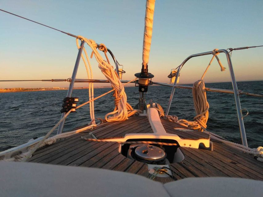Lisbon: Tagus River Sailboat Tour - Sunset sailing with Portuguese snacks and a welcome drink