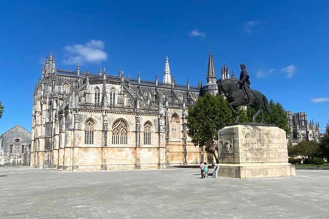 Lisbon to Fatima/Batalha/Nazare & Obidos guided tour 8pax group - A calm start: pickup at 8:00 and a full day loop