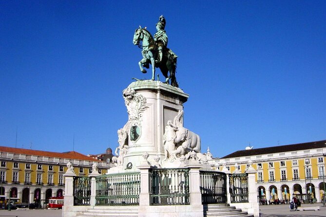 Lisbon to Porto with stop Aveiro-Fátima-Coimbra-Tomar-Nazaré-Óbidos - Coimbra University City: Center Walk and Student-Town Energy
