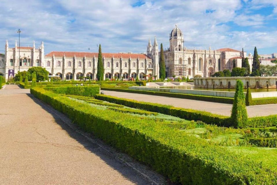 Lisbon: Tour of Belem and Jerónimos Monastery - Inside the monastery: cloister and prayer rooms you can actually follow