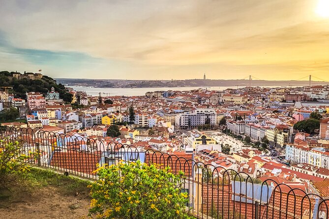 Lisbon tour Oldtown & Viewpoints on a tuktuk - Key highlights at a glance