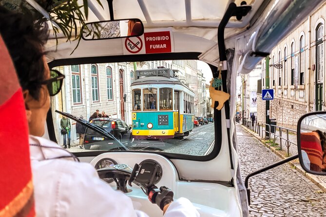 Lisbon tour Oldtown & Viewpoints on a tuktuk - The first stop: Lisbon Cathedral (Sé) in a quick, meaningful intro