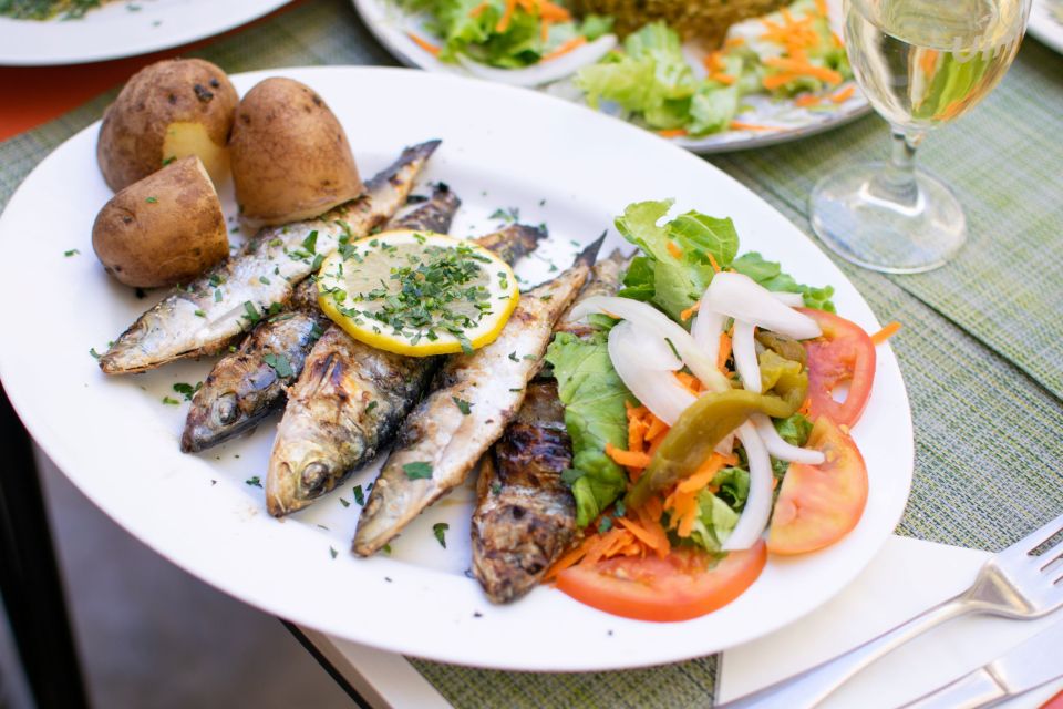 Lisbon Traditional Portuguese Food and Sightseeing Tour - Rossio Square: where the tour starts (and how to spot your guide)