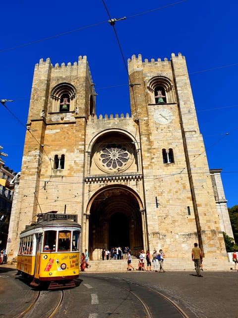 Lisbon: Tuk Tuk 1H30 Tour Old Town Complete with a Old Timer - Key Highlights at a Glance