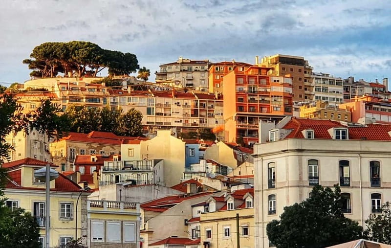Lisbon: Tuk-Tuk Tour Historical Alfama old town private tour - Commerce Square: the quick photo stop that sets the stage