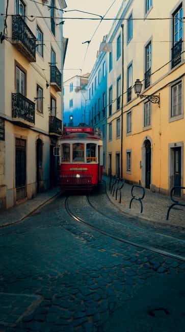 Lisbon: Tuk-Tuk Tour Historical Alfama old town private tour - Portas do Sol Terrace: close-up views and a great stop to reset