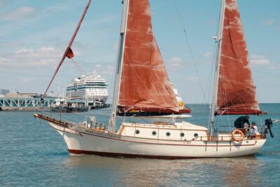 Marriage proposal on a Vintage Sailboat - Where you meet: Doca de Santo Amaro, near public transport