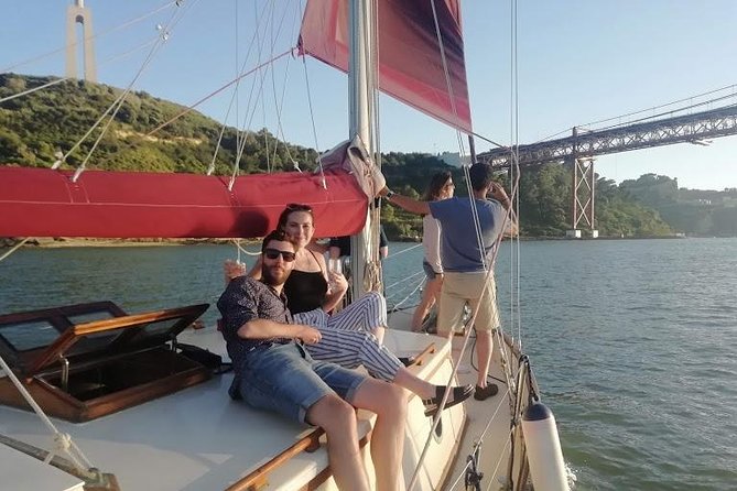 Marriage proposal on a Vintage Sailboat - Padrão dos Descobrimentos: explorers as you drift along the banks