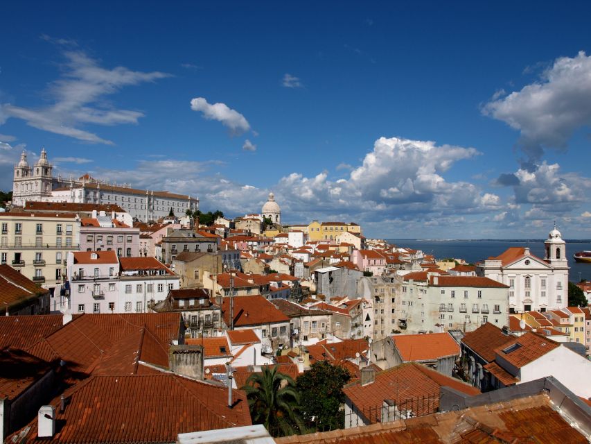 Old town of Lisbon on board of a tuk tuk- 1hour - Why a tuk tuk tour is the fastest way to orient yourself