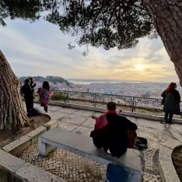 Old town of Lisbon on board of a tuk tuk- 1hour - Lisbon Cathedral stop: quick photos, smart context, less waiting