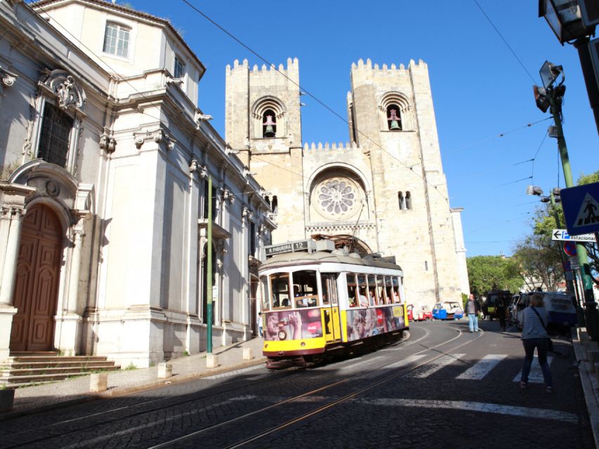 Old town of Lisbon on board of a tuk tuk- 1hour - Portas do Sol: where views meet Lisbon’s flavor