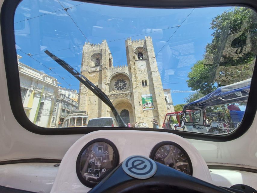 Old town of Lisbon on board of a tuk tuk- 1hour - Alfama photo stop: a fast hit of the neighborhood’s personality