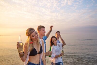Party on board 2-hour cruise with DJ and open bar - Praça do Comércio: starting Lisbon from the port side