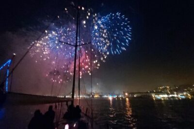 Passing the Year in a Boat with Champagne and Fireworks - Champagne and Fireworks: The Heart of the Experience