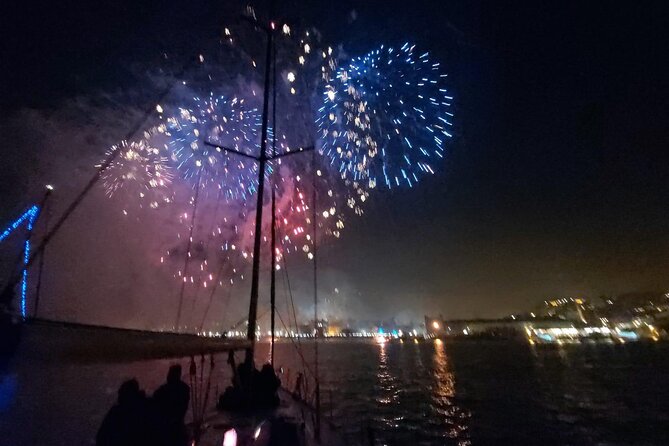 Passing the Year in a Boat with Champagne and Fireworks - Champagne and Fireworks: The Heart of the Experience