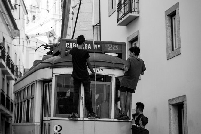 Photography Workshop-Tour in Alfama - Lisbon - Alfama’s lanes: learning composition while you hunt real details
