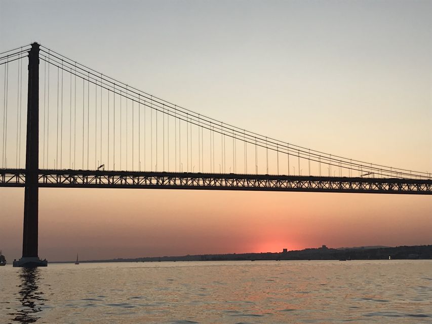 Private Boat Night Tour - Lisbon - Meeting at Doca de Santo Amaro: Easy Dock, Clear Landmark