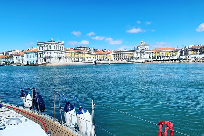 PRIVATE BOAT TOUR Lisbon - 25 de Abril Bridge and Torre de Belem: the “wow” factor moments