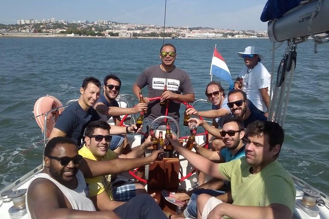 PRIVATE BOAT TOUR Lisbon - The Padrão dos Descobrimentos stop: the one free ticket moment