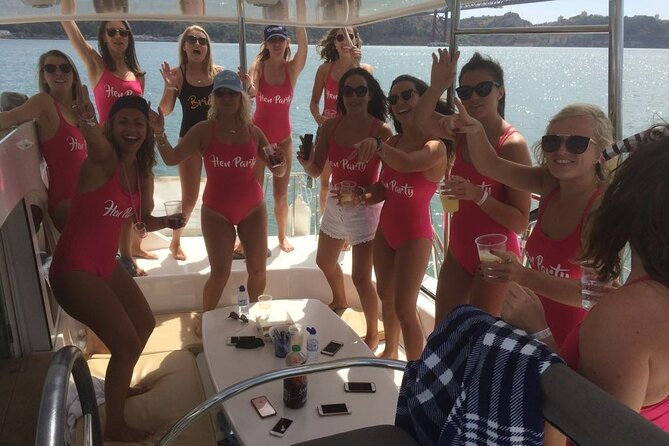 Private Catamaran Tour: Lisbon coast cruise with barbecue and drinks - BBQ lunch onboard: what you actually eat (and why it’s worth it)