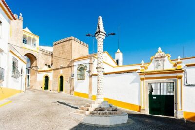 Private Day Tour With Guide to Évora and Monsaraz - Évora’s Old Center: St Francis Church, Then the Bone Chapel
