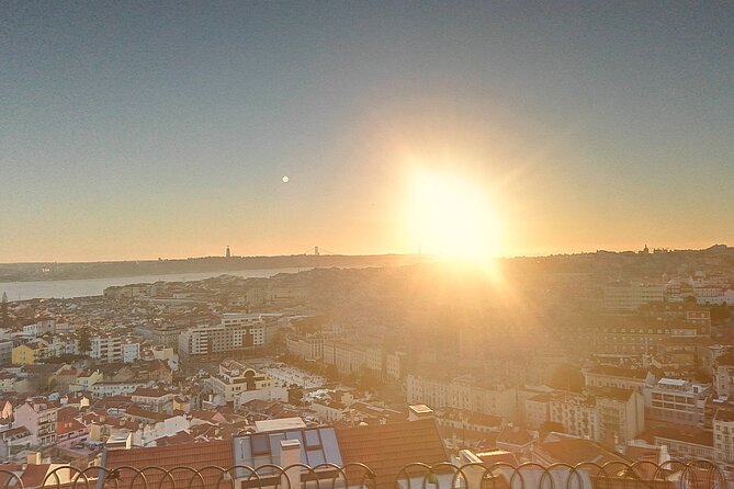 Private Guided Tuktuk Tour in Lisbon - Portas do Sol: free viewpoint time for the big Lisbon photos
