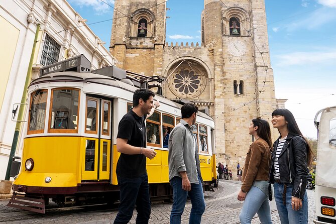 Private Lisbon 360º Guided Tour: Boat Trip, Bike, Walk & Tramway - The quick climb to Elevador da Glória (and the tram reality check)