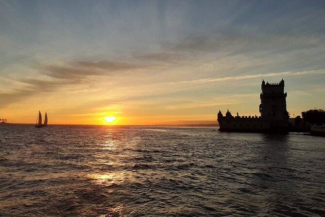 Private Relaxing Sunset Tour along the Tagus River - Onboard comfort: drinks, snacks, and the little things that matter