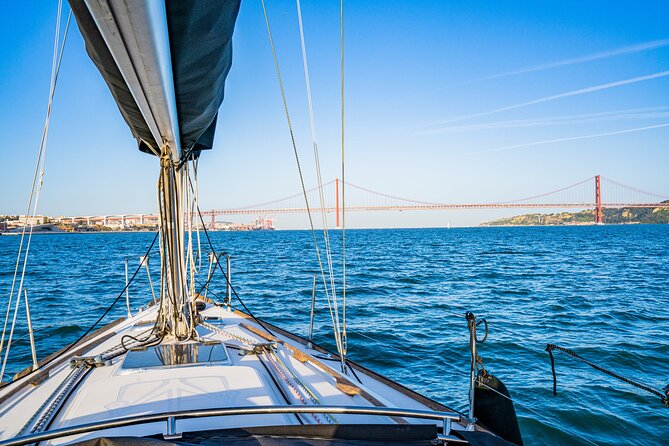 Private sailboat tour in Lisbon - Sailing under the 25 de Abril Bridge: a quick thrill with major scale